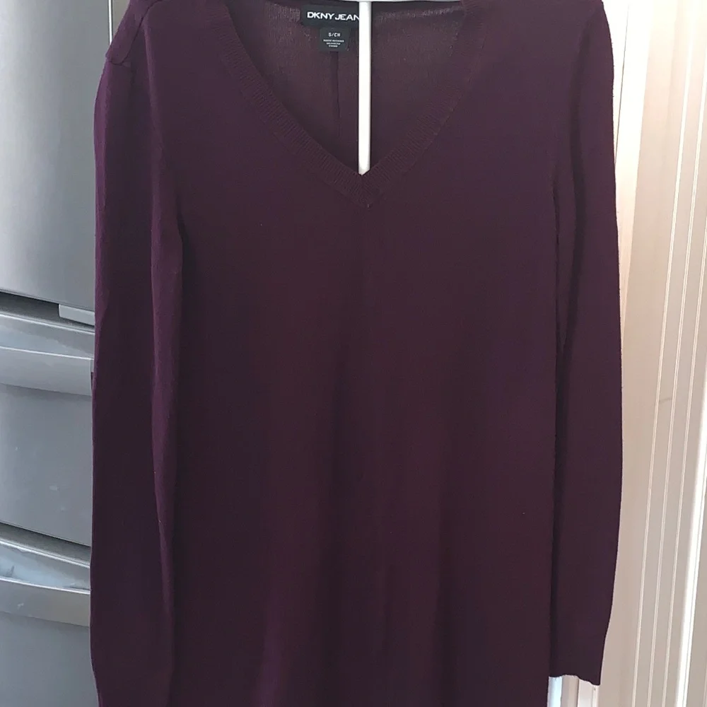 DKNY jeans‎ plum colored v neck sweater with stretch. Worn 1x